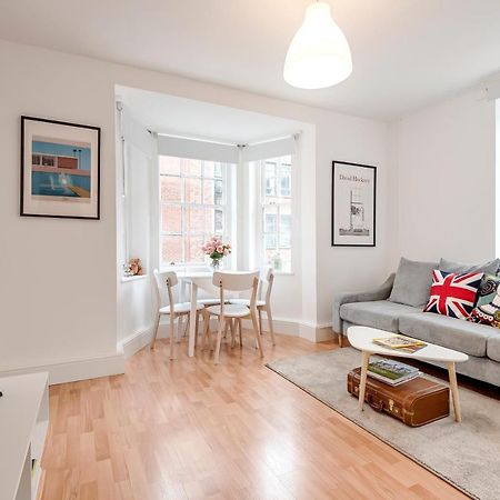 Modern One Bedroom Victoria Apartment London Exterior foto